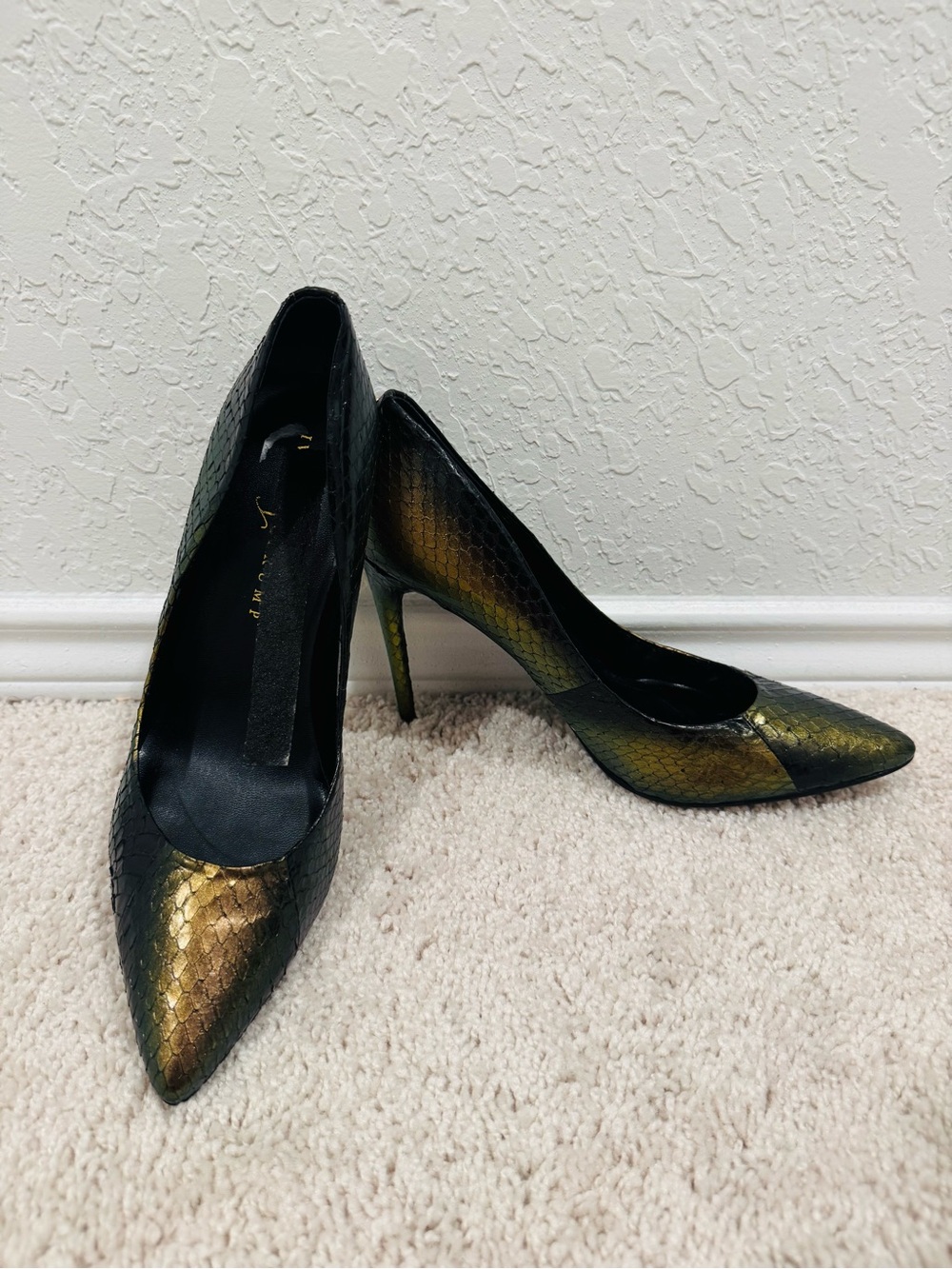 Ivanka Trump iridescent green metallic faux snakeskin point toe heel size 10